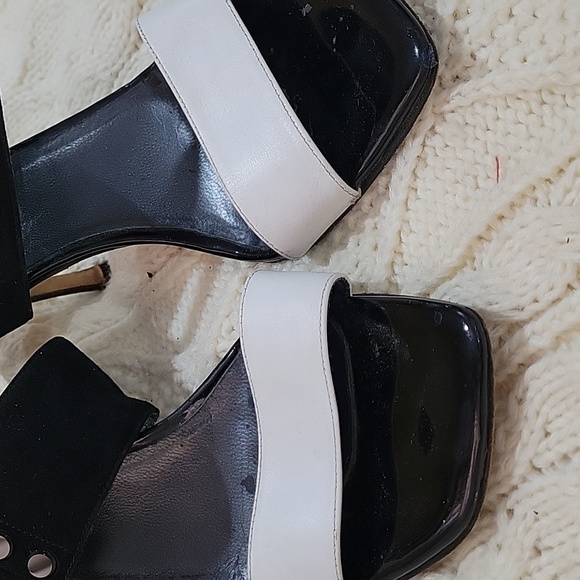 Stuart Weitzman - Picture 2 of 6